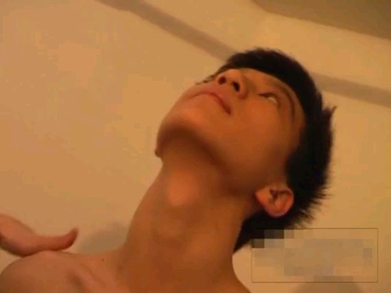 帥氣男模遭到擦油師的鹹豬手