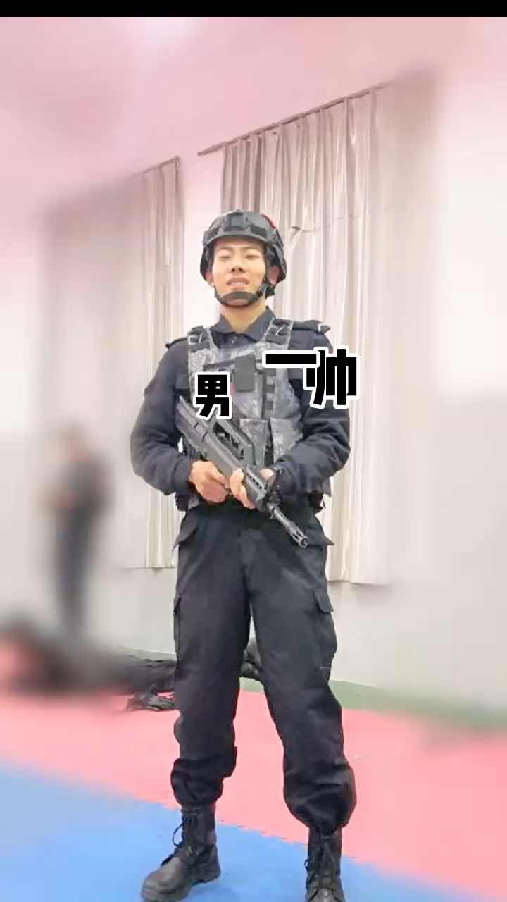 帥氣武警和偽娘網調擼射