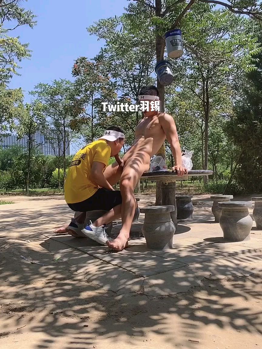 羽錫公園極限暴露打飛機吸引外賣小哥口交（下）